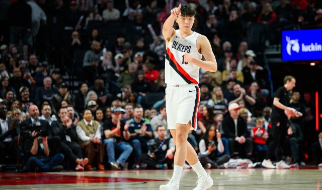 九游体育-杨瀚森谈第一年打NBA感受：快 转换快&amp;节奏快&amp;要不停地折返跑